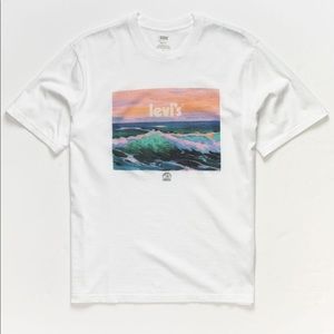 Levi graphic t-shirt medium